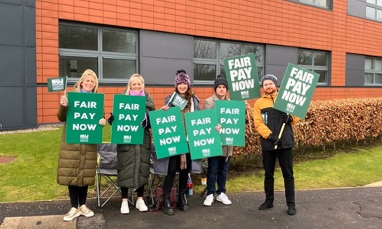 Dundee STV picket line500.jpg