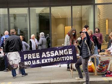 Free Assange protest at the Old Bailey