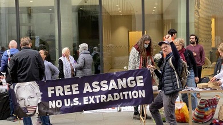 Free Assange protest Old Bailey