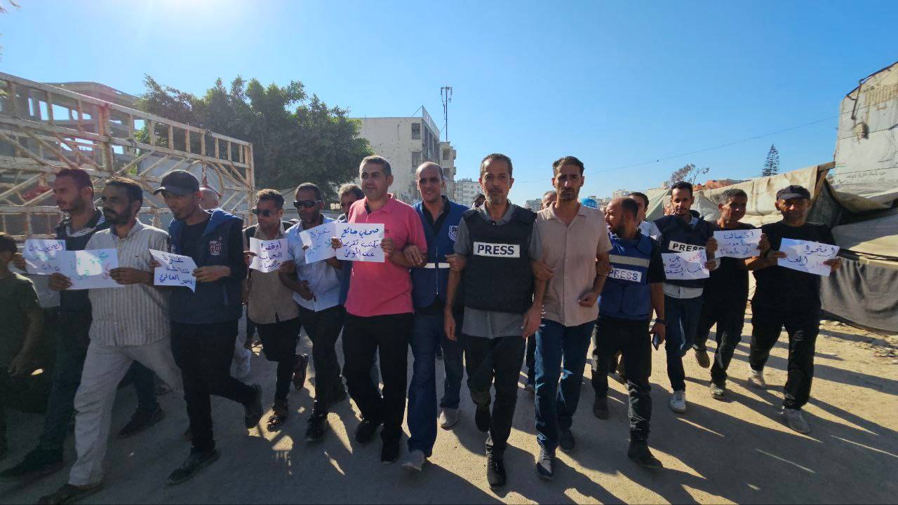 Palestinian Journalists' Syndicate members in Gaza with their families protesting in aid of food to survive another day